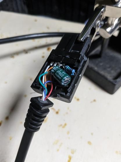 Nintendo Video Stecker mit bestückten Bauteilen.