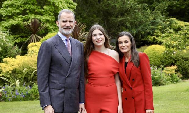 Los reyes, Felipe VI y Letizia, en la graduación de la infanta Sofía, en Gales. (EFE/EPA/FRANCISCO GOMEZ)