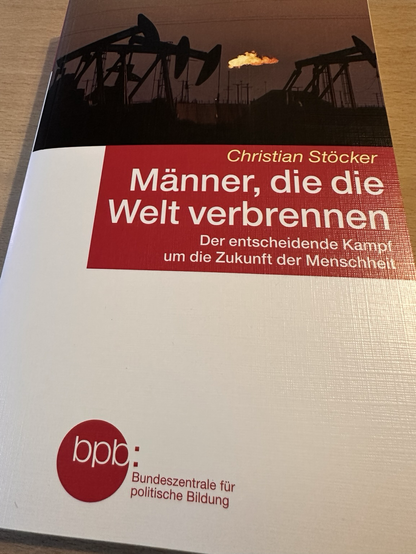 @chrisstoecker@mastodon.social, Männer, die die Weltverbrennen. Buchcover Nickende Esel und Ölfackeln vor düsterem Hintergrund