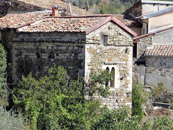 Maison à #LaTour (#AlpesMaritimes) Façade avec fenêtres géminées : inscription par arrêté du 2 mai 1927.
Suite 👉 https://monumentum.fr/monument-historique/pa00080885/la-tour-maison
#Patrimoine #MonumentHistorique
Photo CC-BY-SA 4.0 : MOSSOT