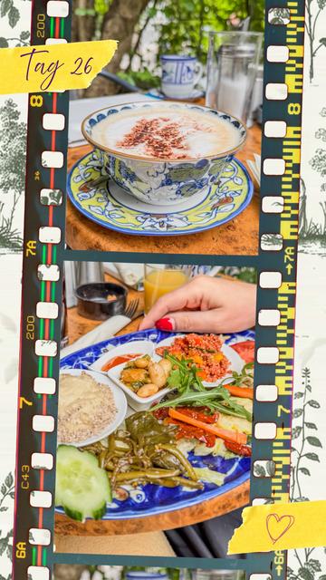 Zweiteilige Collage mit analogem Filmrahmen. Oben eine große Tasse Cappuccino mit Kakaopulver-Herz in kunstvoll bemalter Keramiktasse auf passendem Unterteller, im Hintergrund ein gemütliches Außencafé mit grüner Umgebung. Unten ein bunter mediterraner Frühstücksteller mit Hummus, weißen Bohnen, Couscous, eingelegtem Gemüse, Weinblättern, frischem Salat und einem Glas Orangensaft. Eine Hand mit rot lackierten Fingernägeln greift nach dem Teller. Links oben steht auf gelbem Papier handschriftlich “Tag 26”, unten rechts ein gezeichnetes Herz.