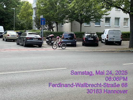 Kind auf Ferdinand Wallbrecht Straße auf Der Radtrasse unterwegs- Illegale Öffentliche Autolagerflächen verdecken das Kind.