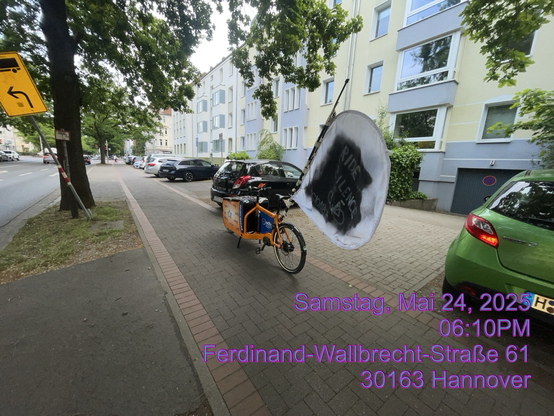 Radverkehr Hauptachse - Illegale Öffentliche Autolagerflächen unmittelbar Im Fussverkehr - Vertikal ohne Dooring Zone zur RadTrasse