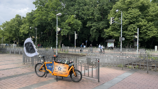 Treffpunkt zum Ride Of Silence 25 - Auf Der Verkehrsinsel zum Döhrener Turm- wichtige hochfrequenten Südliche Radverkehrs Achse zwischen dem östlichen <> Westlichen Stadtrand- Am Wochenende sehr Beliebt- Da Der Maschsee/ Eilenriede/ Herrenhäuser Gärten/ Ricklinger Kiesteiche touristisch mit Familienfreundlich - Freunden angefahren werden. Auch Beim Abendlichen Spaziergang der umliegenden urbanen Bewohnern <> Maschsee äußert beliebt