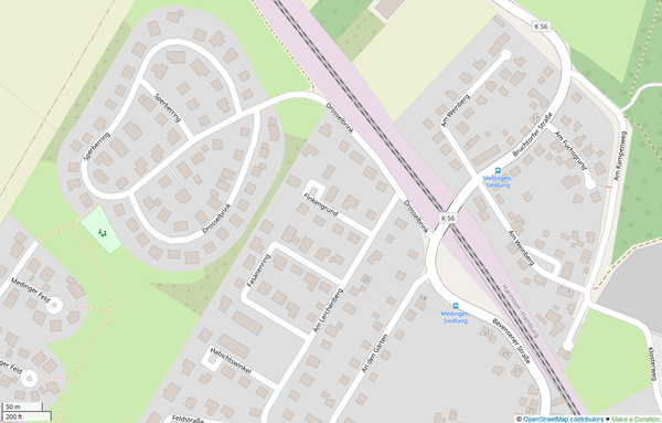 Kartenausschnitt des Ortes Medingen vorher: sehr spartanisch gemappt mit grundlegender Geländenutzung, Straßennamen, Bushaltestellen und immerhin auch den Gebäuden, aber ohne Hausnummern