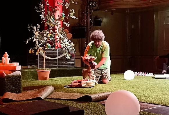 Ein Darsteller mit einer Puppe 
Ein Hund