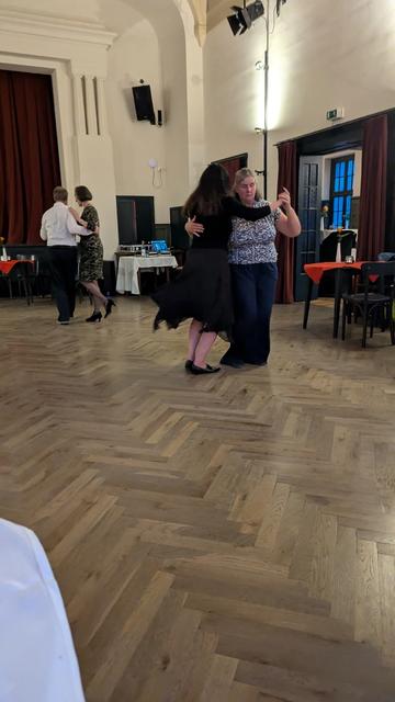 Zwei Tanzpaare beim Tango auf dem Parkett