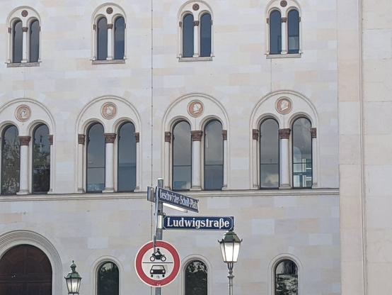 Geschwister Scholl Platz in Munich outside the LMU fountains