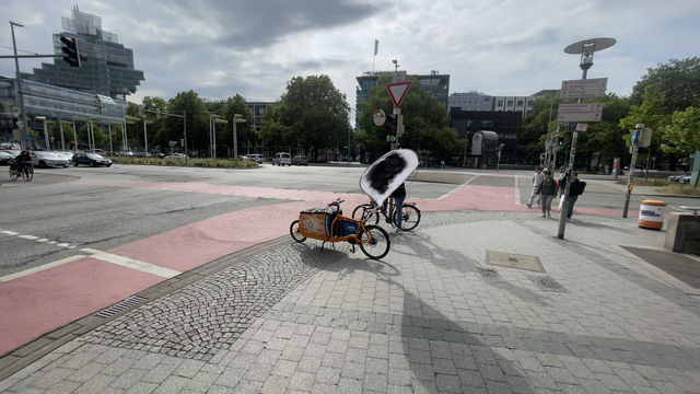 Aegi Zentrale Kreuzung im Cityring- kein Platz für den 3Seitigen Radverkehr sich Konflikt frei auf zu stellen