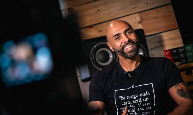 El Chojín conmemora 26 años de carrera musical con 'Balance', un disco de 25 temas con 30 artistas de 12 países distintos. (Sergi González / El HuffPost)