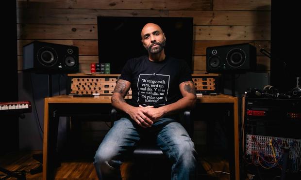 El Chojín, en el estudio de las instalaciones de BELIEVE en Madrid. (Sergi González / El HuffPost)