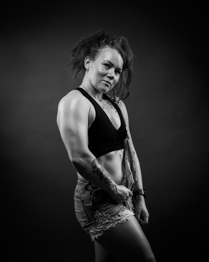 Fitnesskuvaus studiossa. Fitness malli poseeraus. Valokuvaaja Kuvaajankulma Lappeenranta