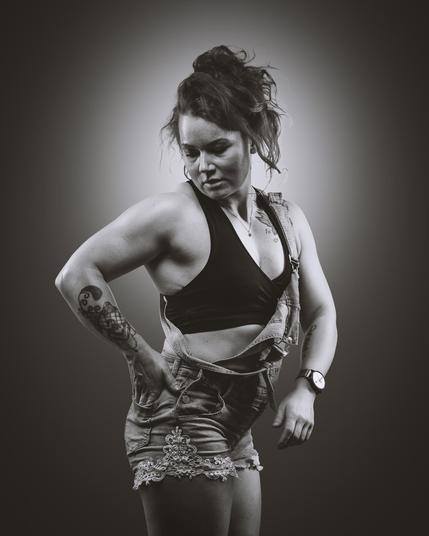 Fitnesskuvaus studiossa. Fitness malli poseeraus. Valokuvaaja Kuvaajankulma Lappeenranta