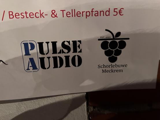 Schild der Schorlebuwe Meckenheim, die von einer Firma namens Pulse Audio unterstützt werden.