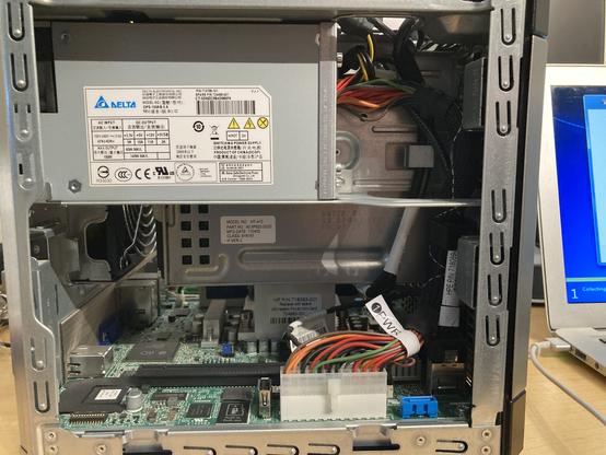 The interior of the HPE box, incredibly spacious despite its tiny size. To the front you see an SD card slot. Behind it, a 16x PCI Express slot, and in the far back are 2 RAM DIMM slots.