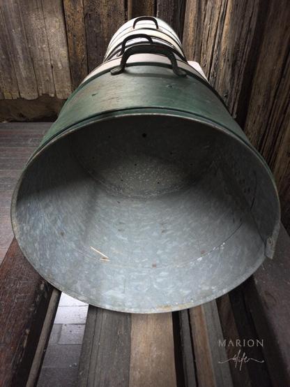 Es sind alte Milch bzw Käsetöpfe, die hintereinander aufgereiht, sind zu sehen. In den ersten sieht man direkt darauf. Rechts und Hinten ist eine Brätterwand zu sehen, das Gestell, auf dem die Töpfe sind, sind lange Holzbohlen. Das Foto wurde in der Käserei von Bega aufgenommen. Die größte Käserei in Australien.
.
AI disclaimer: Using my work, its meta , written or derived description to create media with or train AI based systems is prohibited.