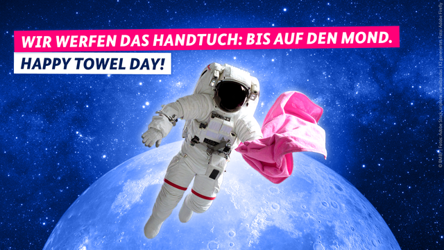 Zu sehen ist ein Astronaut mit einem rosa Handtuch in der Hand, schwebend im Weltall vor dem Mond. Die Bildaufschrift lautet: Wir werfen das Handtuch: bis auf den Mond. Happy Towel Day!