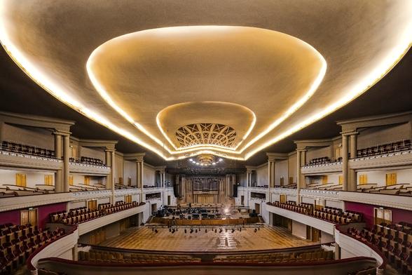 Bozar's Henry Le Boeuf Hall in Brussels is famed for its magnificent Horta decor and outstanding acoustics. Victor Horta designed the hall for concerts but as a venue it is extremely versatile. Many great Belgian and international artists dream of one day standing on its stage big enough to accommodate large symphony orchestras as well as chamber ensembles and solo artists.