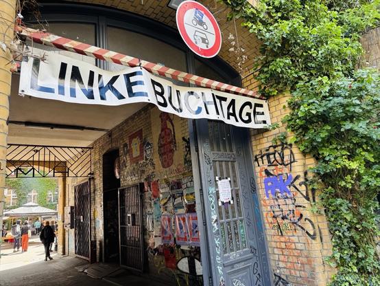 Lauschiger Hinterhof: Eingang zu den Linken Buchtagen Berlin im Kreuzberger Mehringhof, Gneisenaustr. 2A