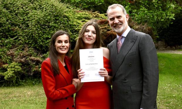 Los reyes, Felipe VI y Letizia, en la graduación de la infanta Sofía, en Gales. (GTRES)