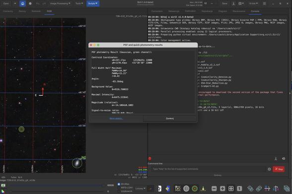 The image displays a digital astronomy software interface. It features a star field with a graphical analysis window showing photometry results, including centroid coordinates, background value, maximum intensity, and signal-to-noise ratios. Navigation labels for north and east are indicated.

Obraz wyświetla cyfrowy interfejs oprogramowania astronomicznego. Posiada pole gwiezdne z graficznym oknem analizy pokazującym wyniki fotometrii, w tym współrzędne centroidu, wartość tła, maksymalną intensywność i stosunek sygnału do szumu. Wskazane są etykiety nawigacyjne dla północy i wschodu.