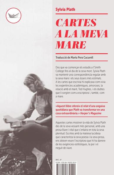 Coberta del llibre "Cartes a la meva mare". A la meitat dreta, amb lletres vermelles i negres sobre fons gris clar, el títol, autora, sinopsi, etc. A la meitat esquerra, una foto en blanc i negre de Sylvia Plath escrivint amb una màquina d'escriure, asseguda en unes roques