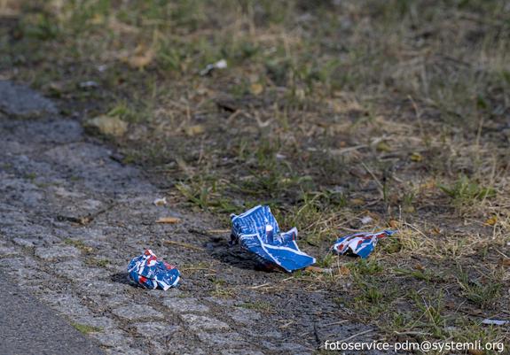 zerknüllte afd flyer auf dem boden