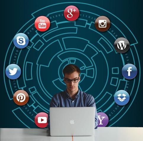 Mann mit Laptop "Soziale Medien"