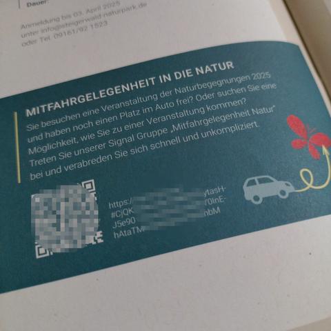 Ein Ausschnitt des Prospekts mit einem hervorgehobenen Bereich, der mit „Mitfahrgelegenheit in die Natur“ überschrieben ist. Es ist ein QR-Code und ein Internet-Link auf die Gruppe in der Signal-App zu sehen. (Damit nicht irgendwelche Trolle aus dem Internet dort einfallen und Unwesen treiben, haben wir beides in Teilen unkenntlich gemacht.)