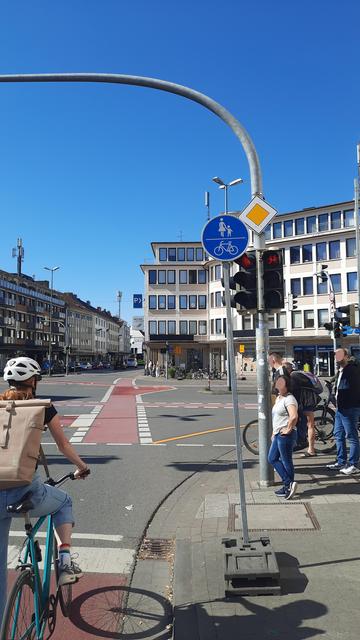 VZ 240 auf dem Radweg Iburger Straße/ Rosenplatz Richtung Innenstadt. Weder der Geh-, noch der Radweg sind durch die Baustelle beeinträchtigt.