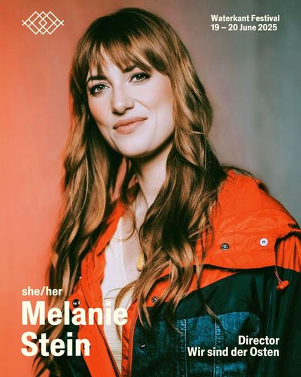 Die Moderatin und Gründerin Melanie Stein, rote Haar schaut in die Kamera