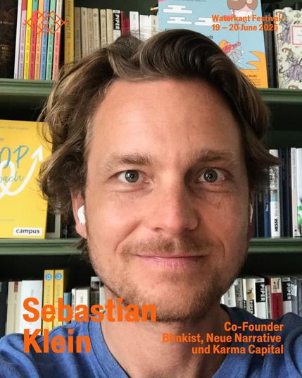 Sebastian Klein schaut in die Kamera vor einem Bücherregal