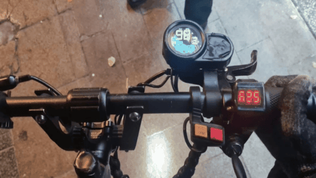 Sis detinguts i onze patinets elèctrics comissats per robatoris violents a Barcelona (3Cat)