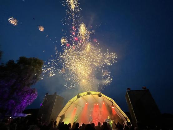 Bühne mit Feuerwerk