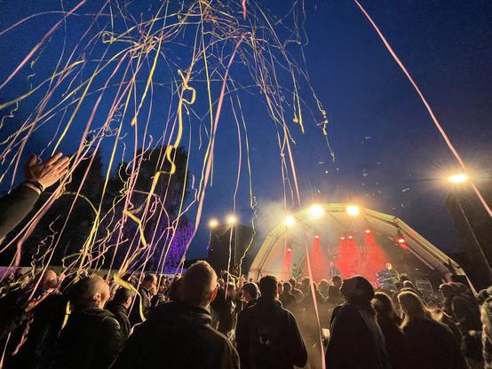Bühne mit Feuerwerk