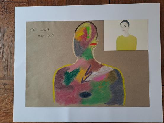 Ein großes Bild, rechts oben ist eine Postkarte aufgeklebt. Darauf ist eine Person in einem gelben Pullover, mit sehr heller Haut und einer sehr kurzen dunkelhaarigen Kurzhaarfrisur. Auf dem großen Bild ist diese Person nachgemalt, jedoch sind nur die Umrisse in den Farben der Person auf der Postkarte. Die Person auf dem Bild ist mit verschiedenen Farben und Zeichen gefüllt. Links oben steht: Du siehst mich nicht.