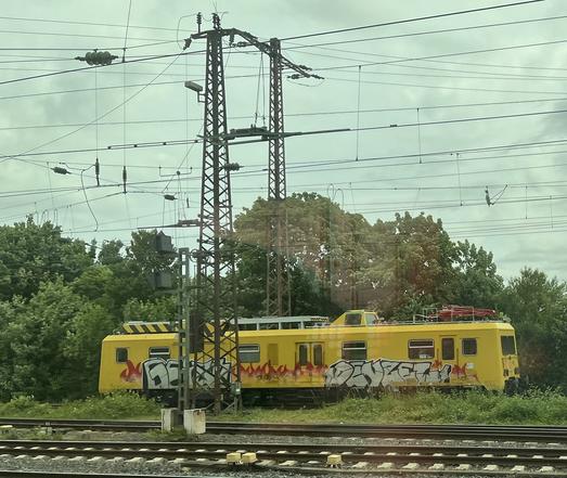 Ein TVT (Baureihe 708.3) steht in Hamm (Westfalen) (Ril100: EHM).
Mit Graffiti wurden auf die Lok am unteren Rand viele kleine Flaemmchen gemalt.