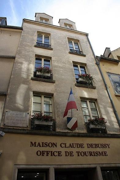 Maison Claude Debussy à #SaintGermainenLaye (#Yvelines) Construction XVIIe siècle. Façades et toitures ; escalier à balustres sur cour (cad. 1970 AI 451) : inscription par arrêté du 20 novembre 1972.
Suite 👉 https://monumentum.fr/monument-historique/pa00087622/saint-germain-en-laye-maison-claude-debussy
#Patrimoine #MonumentHistorique
Photo CC-BY-SA 4.0 : Lionel Allorge