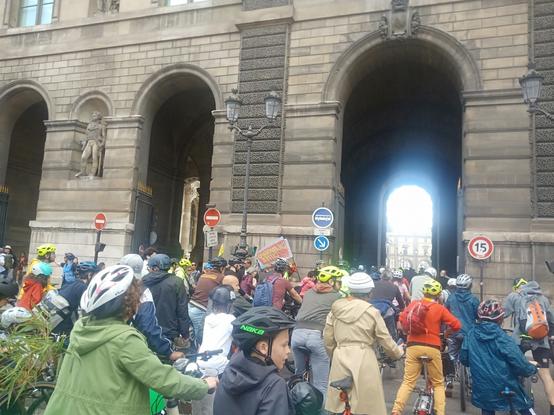 Attroupement de vélos rue de Rivoli