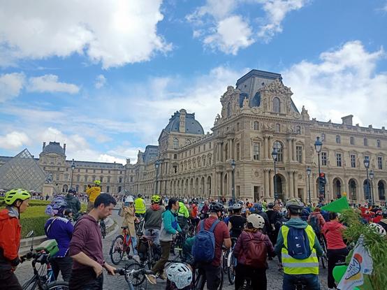 Plein de vélos devant la pyramide du Louvre
