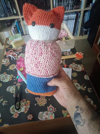 Peluche de renard en crochet non terminée. Il reste les coutures à faire et le museau du renard