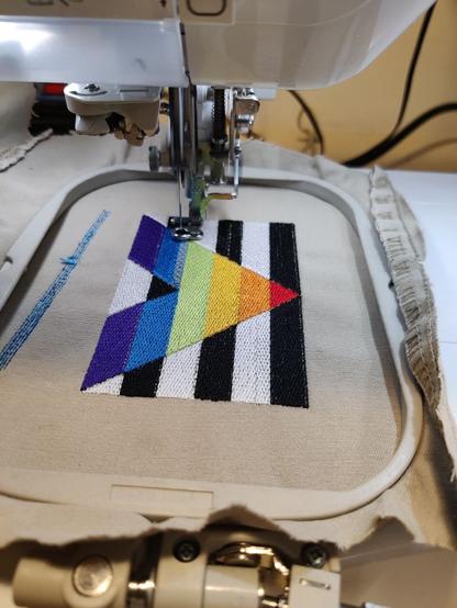 Stickmaschine beim Vervollständigen der Straigh Ally Pride Flag