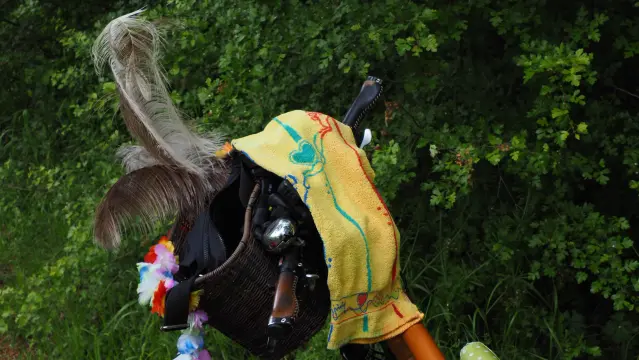 Gelbes Handtuch über Fahrradlenker