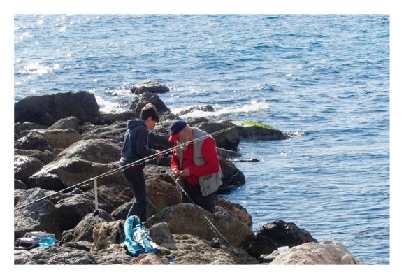 A grandfather and his grandson fishing by the Mediterranean Sea in Spain.
—
Un abuelo y su nieto pescando a orillas del mar Mediterráneo, en España.