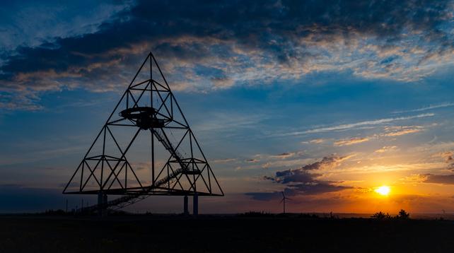 Sunrise at the tetrahedron Bottrop.
Sonnenaufgang am Tetraeder is Bottrop.