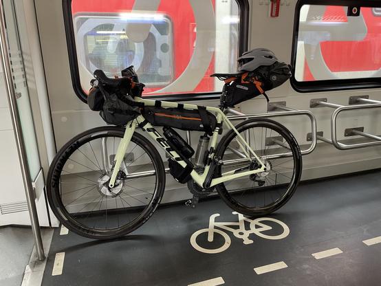 Ein Rennrad im Bikepacking Setup im Fahrradabteil der ODEG