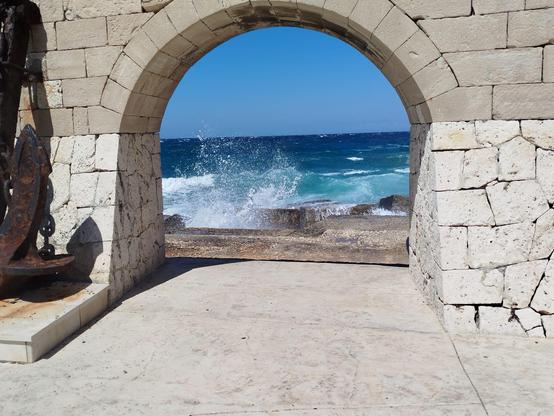 Mare mosso visto dagli archi del porto di Otranto