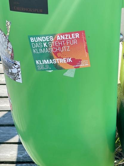 Aufkleber an einem Müllbehälter