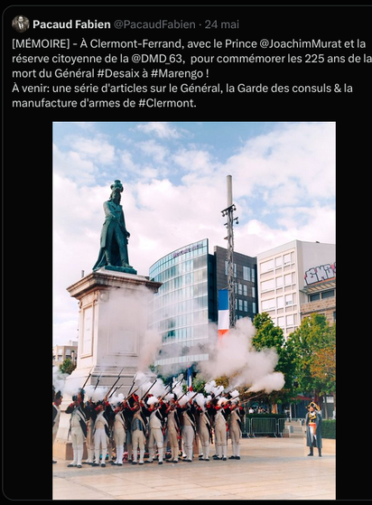 Post de Pacaud Fabien, professeur d'Histoire-Géo : "À Clermont-Ferrand, avec le Prince Joachim Murat et la réserve citoyenne de la délégation militaire départementale du #PuyDeDôme,  pour commémorer les 225 ans de la mort du Général #Desaix à #Marengo !" 
En photo une salve tirée par cette même réserve citoyenne, en tenue d'époque, sur la Place de Jaude devant la statue de Desaix.