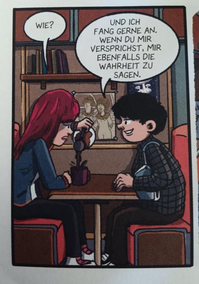 Foto eines einzelnen Comicpanels. Lys und Justus sitzen sich gegenüber an einem kleinen Tisch. Lys schenkt sich Kaffee ein. Hinter den beiden an der Wand ist oben ein Bücheregal zu sehen, darunter hängen ein Foto und Filmplakat an der Wand. Das Foto zeigt Lys und Yan in ihren Cosmic Trek Uniformen (siehe drittes Bild). Das Filmposter ist teilweise von Justus und einer Sprechblase verdeckt und zeigt ein der Enterprise verdächtig ähnlich sehendes Raumschiff. 
Lys sagt: "Wie?"
Justus sagt: "Und ich fange gerne an. Wenn du mir versprichst, mir ebenfalls die Wahrheit zu sagen."